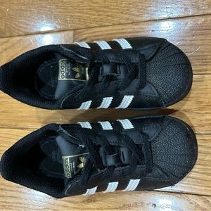Toddler Black Adidas Superstar sneakers-8K